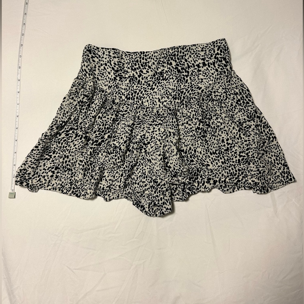 Forever 21 black and white patterned SKORT